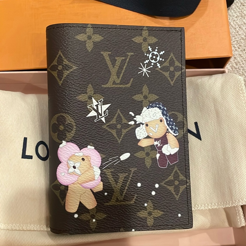 Louis Vuitton Vivienne Passport Cover - new in box